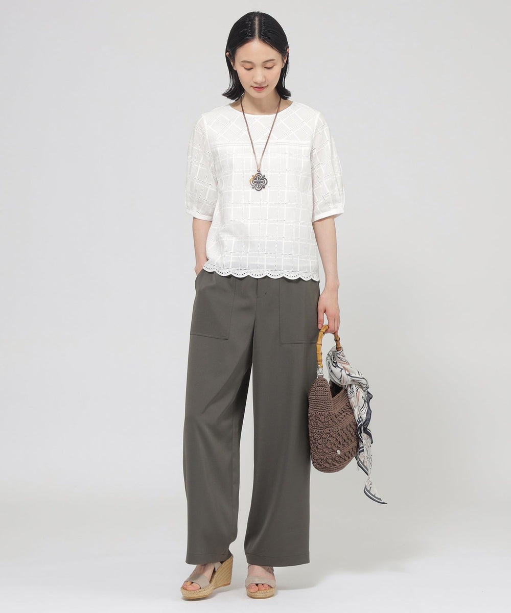 チェック柄レースのプルオーバー。後ろ襟ぐりはゴム仕様のギャザーを入れ、着脱が楽なつくりに仕上げています。5分丈袖で二の腕もカバーでき、1枚で着映えします。パンツはきれいめな印象のサテン素材をあえてワークテイストに落とし込み、大人のカジュアルスタイルに。