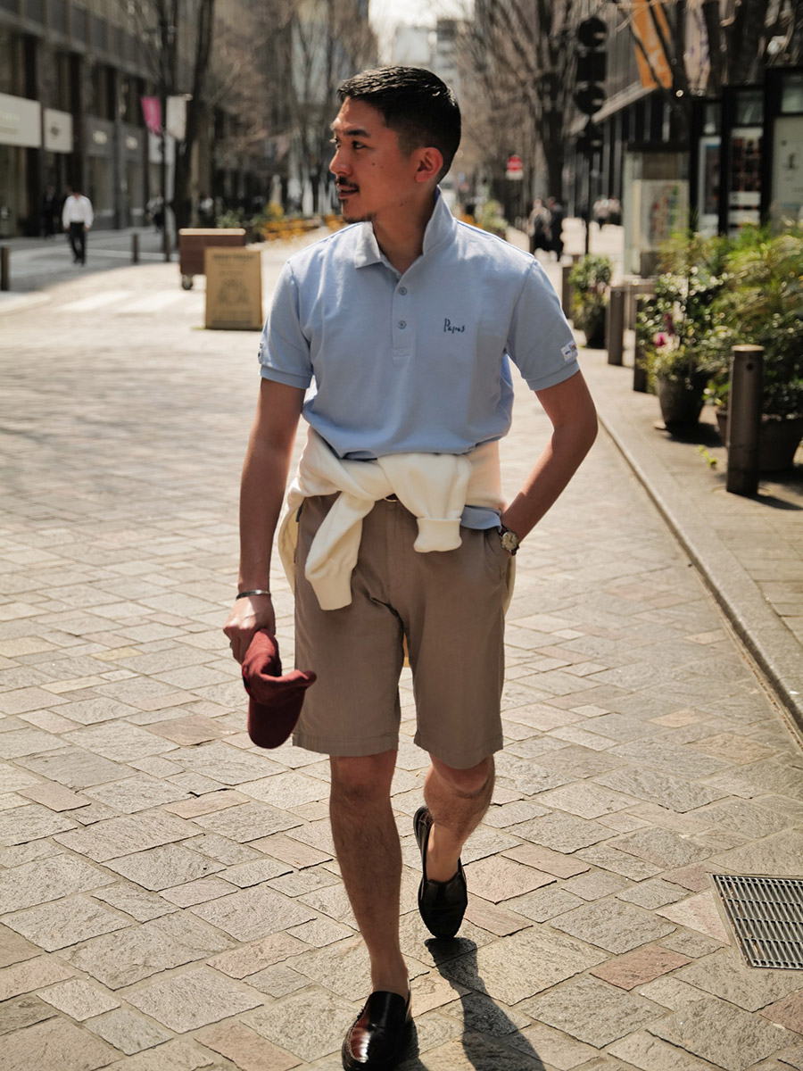 歴史のある欧米のトラッドブランドにも負けないこだわりと、カラーバリエーションを備えているのがパパスのポロシャツ。蒸し暑い日本の気候にマッチする、サラッとした肌触りがその特徴だ。コシがあって表情をつけやすい襟にも定評あり。ぜひ一度お試しあれ。