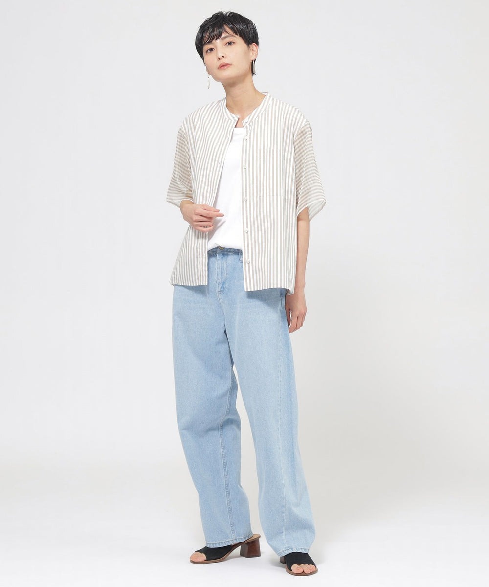 シャツはシアーなプリントストライプを袖にブロッキングしたデザイン。後身頃はゆったりとしたシルエットにしており、着た時の柔らかさを表現しています。
トレンドのカーブパンツを軽い印象のサックスまでブリーチし、縫い目のあたりと太もも辺りのブラスト加工によりこなれ感をプラスしました。履きやすさと、トップスとの合わせやすさ、バランスと分量を調整した、大人の女性の新アイテムとしておすすめです。