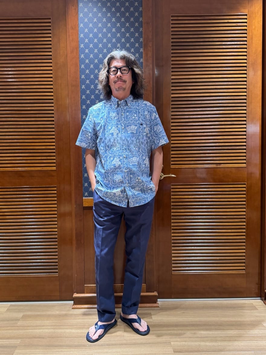 ライドブルーの「BrooksBrothers x Reyn Spooner」のアロハシャツと「Brooks Brothers x ISLAND SLIPPER」をご紹介します。

ボトムスはネイビーのリネン/コットンパンツでシンプルに合わせました。

アロハシャツはサラッとした着心地で若干ゆったりしたサイズがポイント。
タウンユースやご旅行などの着用と足元にはアイランドスリッパをチョイスしてリゾート感覚をお楽しみください。

スタッフ身長：175cm シャツ着用サイズ：S パンツ着用サイズ：31インチ サンダル着用サイズ：8

掲載商品以外は私物です。