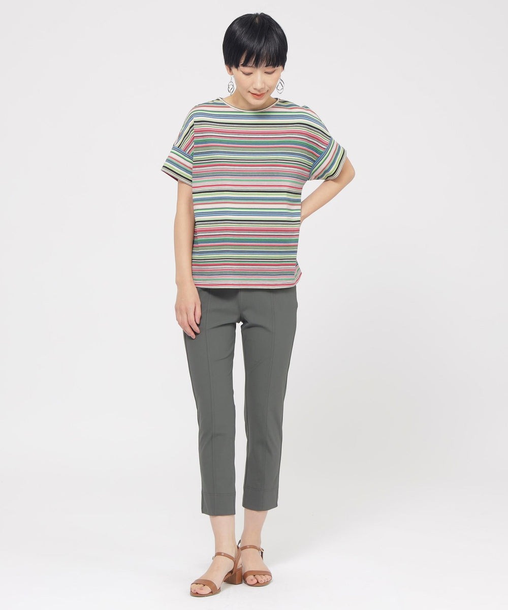 ボートネックでフレンチスリーブのマルチボーダーTシャツ。細かいピッチの多色ボーダーが、コーディネートを華やかにみせます。程よくゆとりのあるシルエットで、快適な着心地にこだわりました。
定番のクロップド丈パンツ。素材のストレッチ性とウエストゴム仕様がストレスフリーな履き心地。