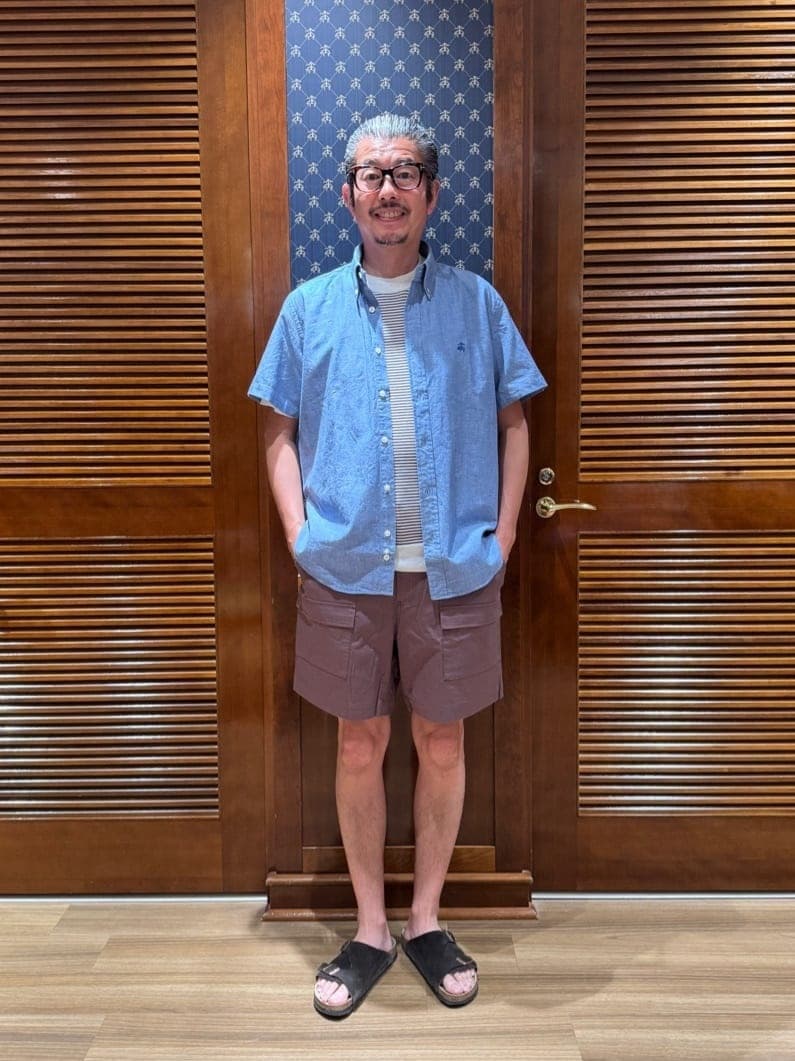 コットンインディゴシャンブレーシャツをコーディネートしました。

インナーにコットン/シルクのストライプセーター、ボトムスはブラウンのショートパンツで合わせたシンプルなアメカジスタイルに。

定番のシャンブレーシャツはカジュアルからビジネスシーンまでお使い頂ける万能なアイテムです。

スタッフ身長：175cm シャツ着用サイズ：M ニットTシャツ着用サイズ：M パンツ着用サイズ：M

掲載商品以外は私物です。