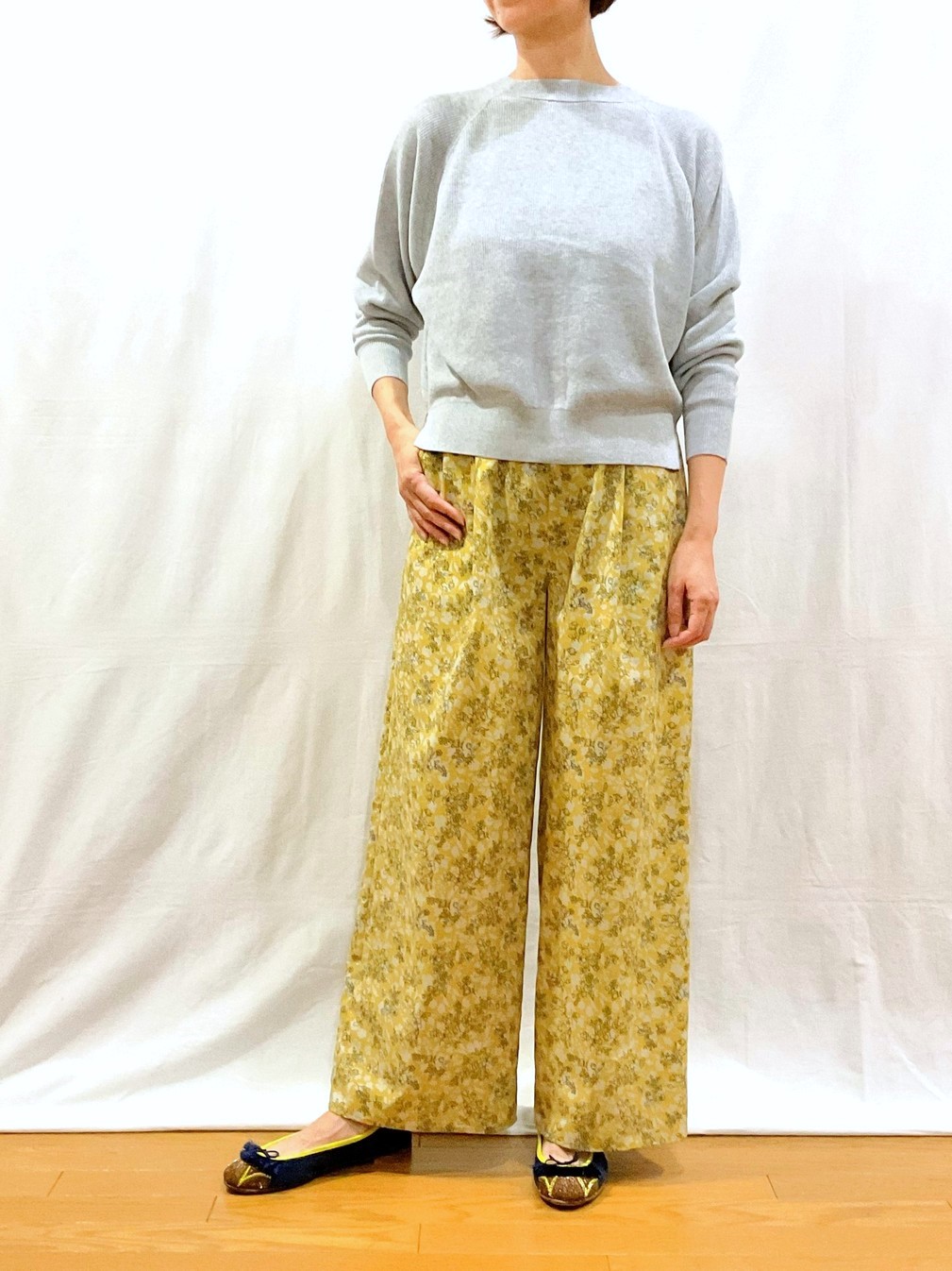 前後着用可能なカーディガンのボタンのある面を後ろにして着用しています。