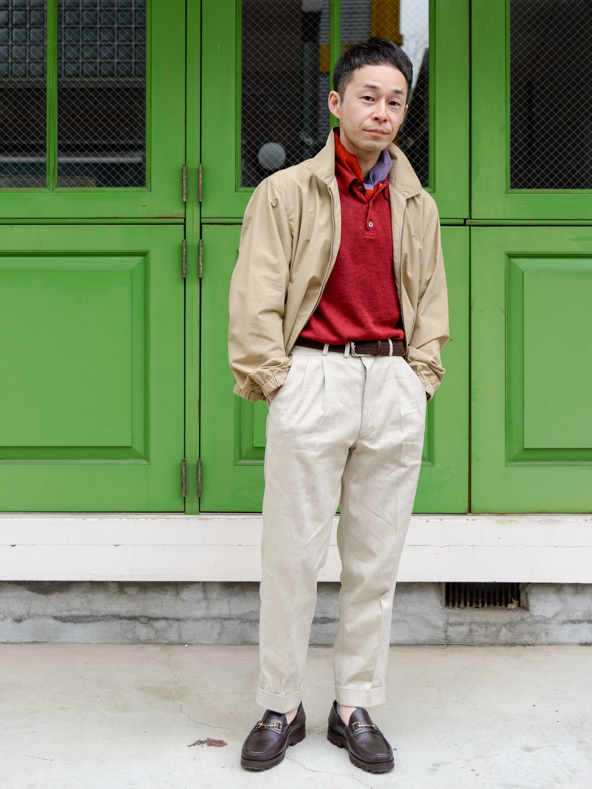 スポーティな綿ナイロン素材のブルゾンスタイル。
赤を効かせたおでかけコーディネート。