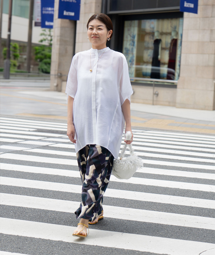 自分らしくいられるモノトーンのスタイリング。こちらも今シーズン注目のキーワード“シアー”なブラウス。立体的なカッティングから生み出される構築的なシルエットがミニマムなデザインだからこそ美しさが際立つ一着。普段はチャレンジしない柄物もジオメトリック柄なら難なくクリア。顔から遠いボトムスに取り入れるのもポイントです。

ブラウス：着用サイズ/2(M)
パンツ：着用サイズ/2(M)