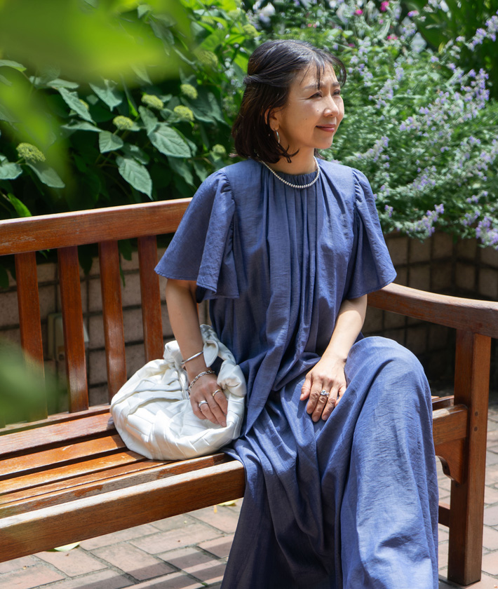 いつも選ぶのはどこか女性らしい要素が入っている服。ボリュームのあるフレアスリーブに一目ぼれしたワンピースは初夏にぴったりのシャンブレー素材。清涼感溢れるブルーは日常にもスッとなじんでくれます。

ワンピース：着用サイズ/2(M)