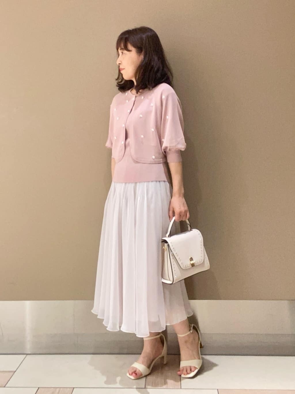 フラワーパーツをあしらったツインセットです。インナーはフレンチスリーブになっています。ボレロ単品でワンピース、スカートにコーディネートがしやすいアイテムです。【モデル身長：154cm】