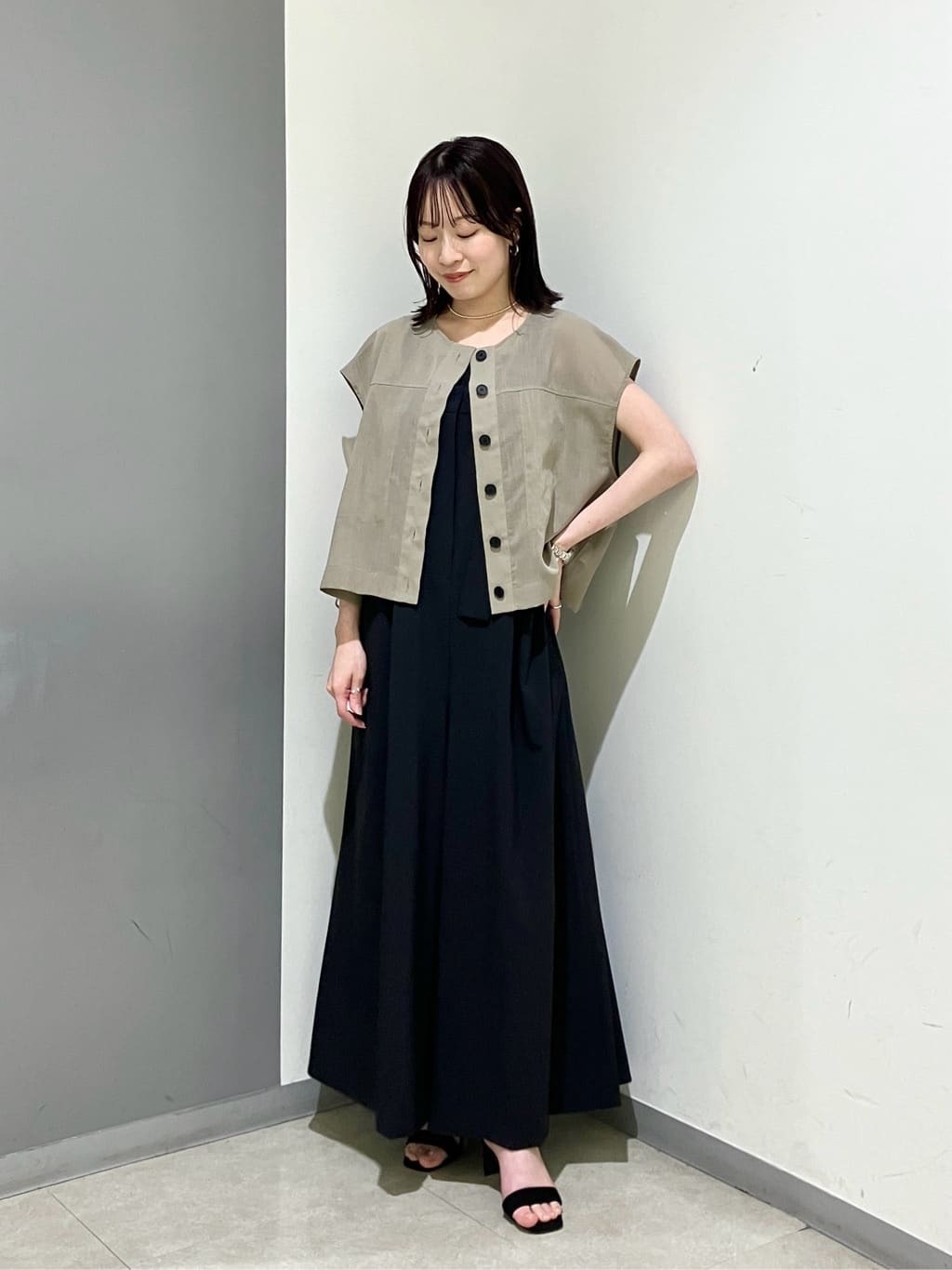 【ジレ】セミシアーな素材が涼しげなショートジレ。同素材のパンツとセットアップでも◎フレンチスリーブなので肩や二の腕が露出しすぎず着やすいです！【サロペット】はっ水素材で梅雨時期も◎前側にファスナーが付いているので着脱楽ちん！フラットシューズでも余裕のある丈感でした^^【モデル身長：155cm】