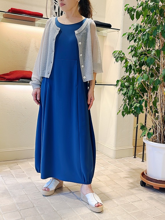 パッと着てサマになるカットソー素材のロングワンピースはスカートがバルーンシルエット！シアー感のあるキラキラのカーディガンで視線を上に集めてバランスよくコーディネートしました。
モデル身長：152cm