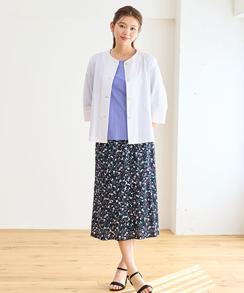 涼やかなジャケットに柄スカートを合わせた女性らしさときちんと感のあるコーディネート