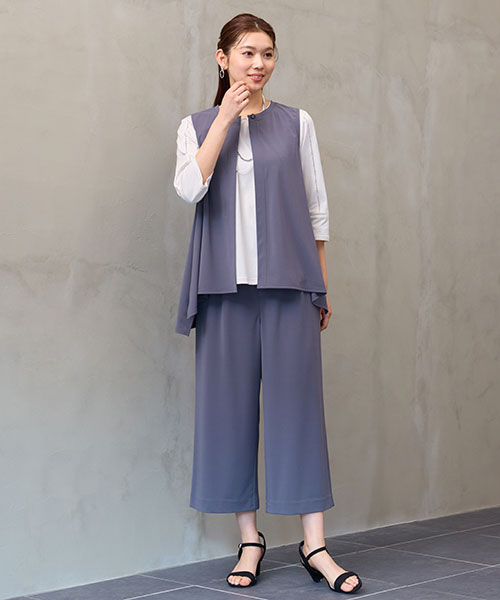軽やかなベストとパンツのセットアップで今どきのエレガンススタイルを満喫！