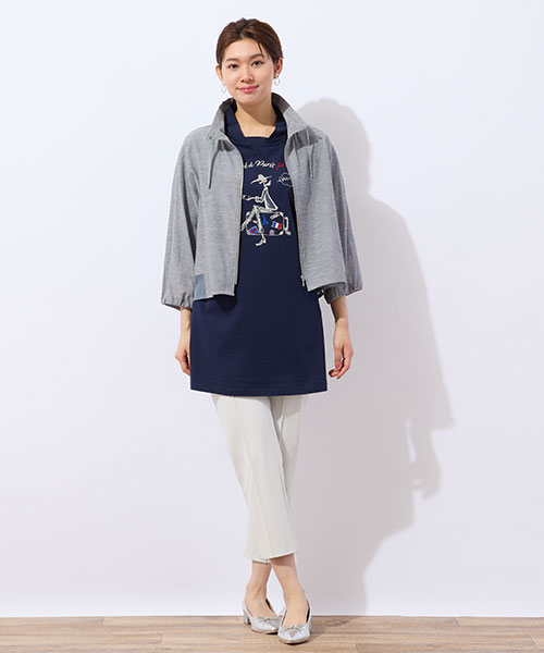 シルエットが可愛いブルゾンに刺繍の入ったチュニックを合わせた甘カジュアルスタイル