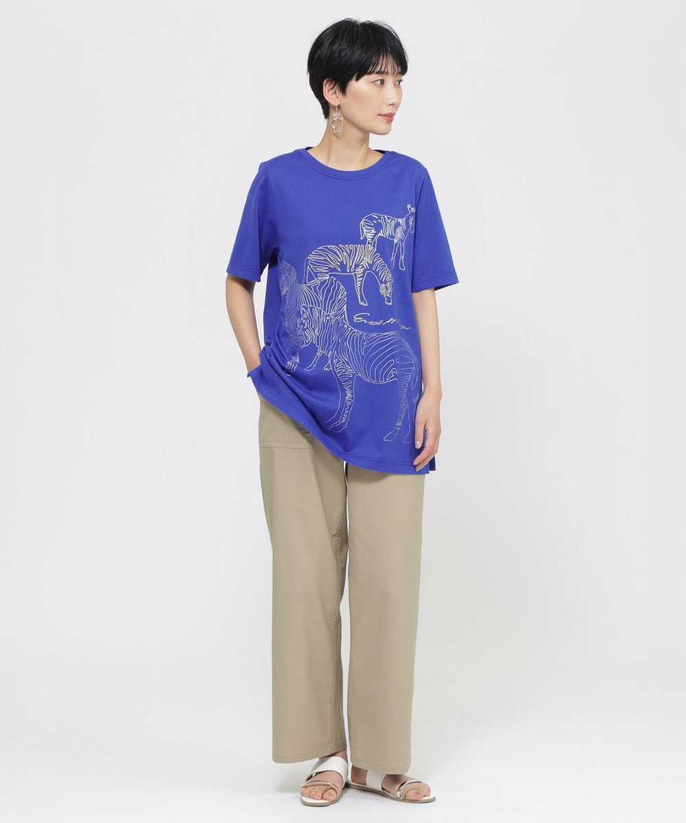 ゼブラ柄をガンメタリック、シルバー、ゴールドのカラーを用いて繊細に表現しています。
遠近感のあるゼブラモチーフ、3種類のメタリックカラーで奥行き、立体感のあるプリントが、着こなしにアクセントをプラスします。
程よくゆったりとして、体のラインを拾わないストレスフリーなシルエットもおすすめポイントです。