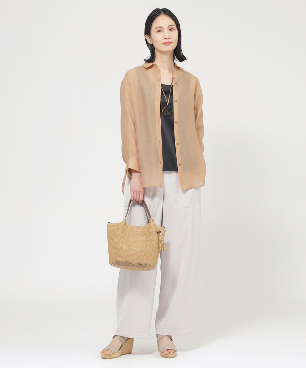 【トップス】上品なシアーシャツです。微光沢感があってお顔映りの良いカラーシャツです。軽く羽織れる便利なアイテムです。
【パンツ】きれいめな印象のサテン素材をあえてワークテイストに落とし込んだ、大人のカジュアルスタイルに溶け込むベイカーパンツです。
ゆとりのあるストレートラインで、後ろウエストがゴム仕様なので快適な着心地です。