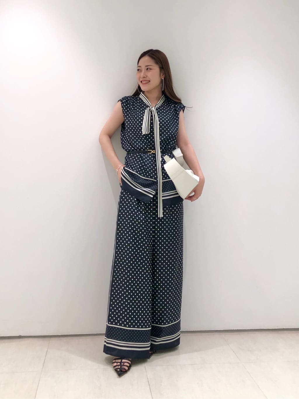 ・パネルドットプリントボウタイブラウス
アルアバイルオリジナルのドット柄ブラウス。
ボウタイと裾の配色ストライプデザインもアクセントに。
程よく開いたネックラインと肩のギャザーが女性らしい印象をプラスしてくれます。
インアウトどちらでも着やすく、雰囲気を変えて着れるのも嬉しいポイント。
ボウタイはリボン結びはもちろん、片方リボンにして着ていただくのもおすすめです。
これからの時期に1着で、春秋にはジャケットのインナーとしても大活躍間違いなしのブラウスです！
同素材のパネルドットプリントパンツとセットアップで着ていただくスタイリングもおすすめです。
※手洗い可能

・パネルドットプリントパンツ(010サイズ着用)
アルアバイルオリジナルのドット柄パンツ。
サイドと裾のストライプデザインがアクセントに。
ウエストは総ゴム仕様でノンストレスで履いていただけます。
ポケットがあるのも嬉しいポイント。
Tシャツやシャツなど合わせるトップスも選ばずに着ていただけます。
同素材のパネルドットプリントボウタイブラウスとセットアップで着ていただくスタイリングがおすすめです！
※ウエストをひと折りして履いております。
※手洗い可能

スタッフ身長　151㎝