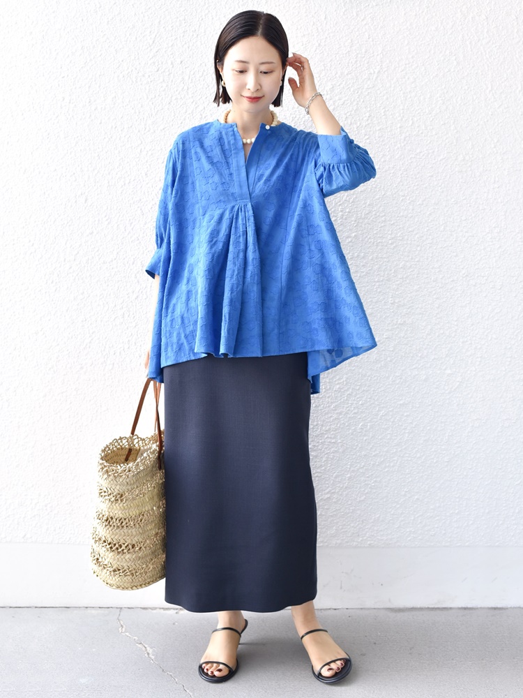 ・・・Instagram  / <a href=" https://www.instagram.com/fjt_ships? ">@fjt_ships</a> ・・・

◆身長：159cm / 体型：細身・骨格ウェーブ / 肩幅：なで肩・狭め / 普段サイズ：36・SMALL / ブルべ冬◆

【着用レビュー 】
着用アイテム：ブラウス / 着用サイズ：ONE SIZE
着丈：ヒップがしっかり隠れる長さ。
肩幅： ゆったりとしたシルエットで、窮屈感はありません。
袖丈：肘が隠れる五分袖で、日差し対策にも◎
身巾：身体のラインを拾いにくいゆったりとしたシルエット。
素材感：肌離れの良いさらっとした素材。
着心地：軽やかな着心地で、暑い時期でもストレスなく着れそうです。

着用アイテム：スカート/ 着用サイズ：36
ウエスト：ウエストリブが程良くフィットしてズレる心配もなく安定感がありました。
レングス：足首が見える丈感。
素材感：軽やかでリネンライクな素材感。
着心地：ナローシルエットですが窮屈感がなく、スリットが入っているので脚捌きも良かったです。