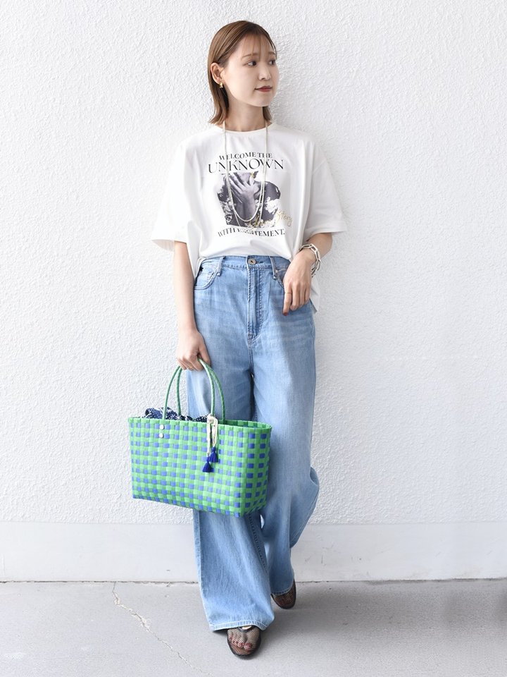 身長:164cm / 普段サイズ：38・MEDIUM / 体型：細身（骨格ウェーブ）
肩幅:なで肩・狭め / パーソナルカラー：イエベ春

【着用レビュー 】
着用アイテム：Tシャツ / 着用サイズ：ONE SIZE

■着丈：腰くらいまでの丈です。
■サイズ感：全体的にゆったりとしています。
■袖丈：肘にかかるくらいの丈です。折り返しのデザインがポイントになっています。
■素材感：なめらかな表面感のやわらかいコットンです。透けにくいほど良い厚さです。
■着心地：ワイドシルエットでゆったりとしていて、リラックス感のある着心地です◎


着用アイテム：デニム / 着用サイズ：M

■ウエスト：ゆとりがありました。（ベルトが必要なサイズ感）
■ヒップ：ヒップラインは気になりませんでした。
■レングス：かかとくらいまでの丈です。
■素材感：やわらかいデニム素材です。
■着心地：生地感がとてもやわらかく、穿き心地がとても良いです。春夏でもストレスなく穿ける薄手の素材感です◎