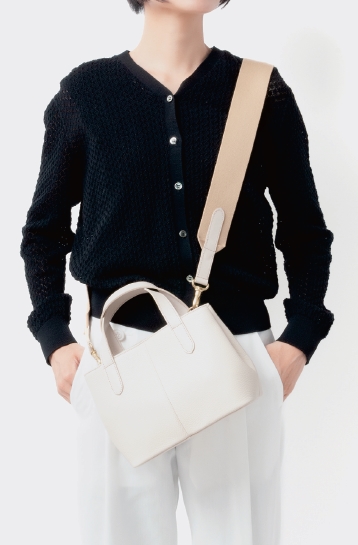 2WAYトートバッグ。サイドのスナップボタンを閉じると形が変わります。023SHRINKよりひと回り小さいサイズ感。環境的・社会的コンプライアンスを高い基準でクリアし、環境保護や地域保全活動への影響を国際基準で審査する団体＜LWG（Leather Working Group）＞の認証を受けた、『サステナシュリンクレザー』を使用しています。均等なシボ感が特徴。裏地の生地はリサイクルポリエステルを使用。サイズ：H17 x W21 x D11cm 日本製。