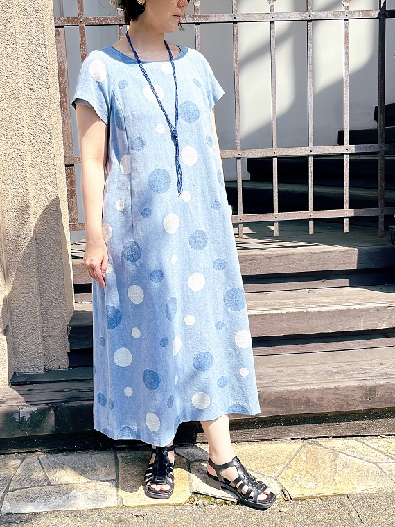 ソーダのように涼し気な水玉柄のロングワンピースをさらっと一枚で着たスタイルです。コットン/リネンのナチュラルさが肌に気持ち良く、暑い中でのお出かけにぴったりです。
モデル身長：162cm