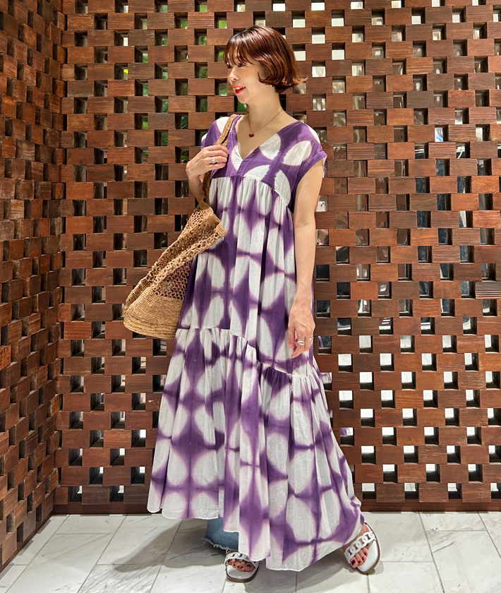 ゆらぎのあるプリントが魅力のクランプダイワンピース。日本でいう板染めと同じ手法で、生地を小さくたたみ、それを板で挟み、その圧力によって染料の浸透を防いで模様を染め出します。ひとつひとつ手作業で染めるので、表情の異なる仕上がりに。薄手のコットンローン生地は風をはらみ、解放感のある着心地です。一枚ではもちろんこと、デニムとのレイヤードもおすすめ。

ワンピース：着用サイズ/2(M)
身長:164cm