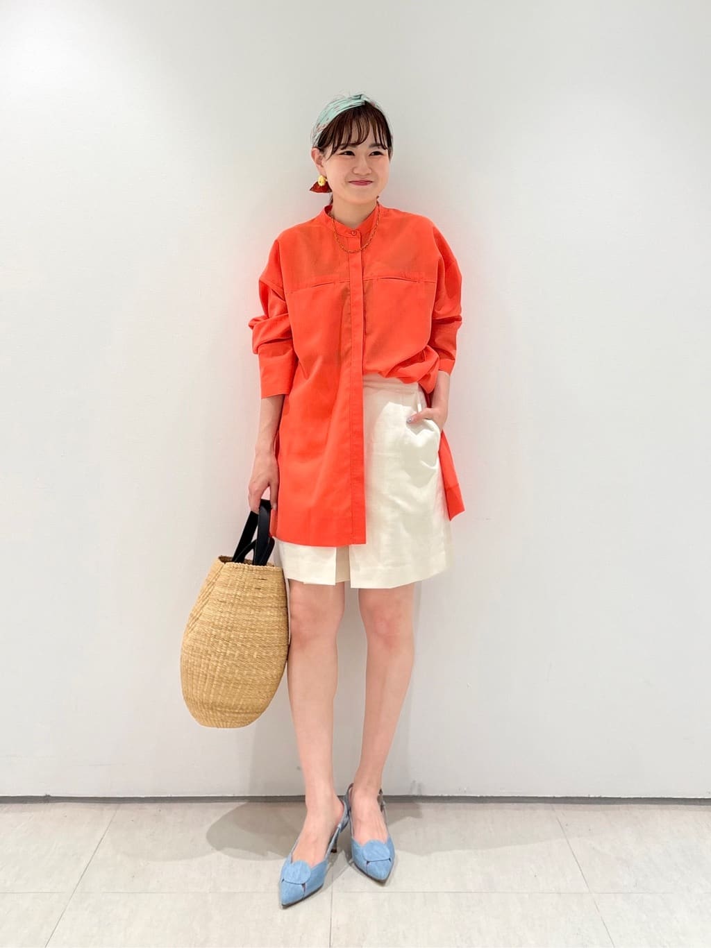 ○ダンガリーバンドカラーシャツ
着用サイズ / 2(フリー)

さらっと着やすい涼しげなシアーシャツ。
冷んやりタッチの素材で暑い時期の羽織りにもぴったりな一枚です。
柔らかい張りと透け感のある素材でノンストレスな着心地。
控えめな透け感で大人のキレイめカジュアルスタイルにイチオシ！
ゆとりのあるサイズ感ですがすとんと落ちるので、
着膨れせず着るだけでおしゃれな印象に。
サイドスリットが裾周りに抜け感を演出します。
大きめのカフスも可愛いポイント。
一枚でも素敵ですが、
冷房避けや夏のノースリーブアイテムの羽織りとしても大活躍。
写真のようなベルト合わせもおすすめ。
ご自宅でお手入れ可能です。

○リネンコンシャークスキンショートパンツ
着用サイズ / 1

スカート見えのショートパンツ。
ポリエステルとリネンをメインで使用した
清涼感のある生地感で、軽い着心地の一枚です。
Aラインシルエットで、
ウエスト周りをすっきり綺麗に見せてくれます。
オフホワイトとブラックは
万能でいつものコーディネートに取り入れやすく、
サックスはおしゃれ見えカラーで、淡めの色味なので、
カラーのトップス合わせもおすすめ◎
ご自宅でお手入れ可能です。
セットアップで着ていただけるジャケットもございます。
(別売り)

スタッフ身長　146㎝