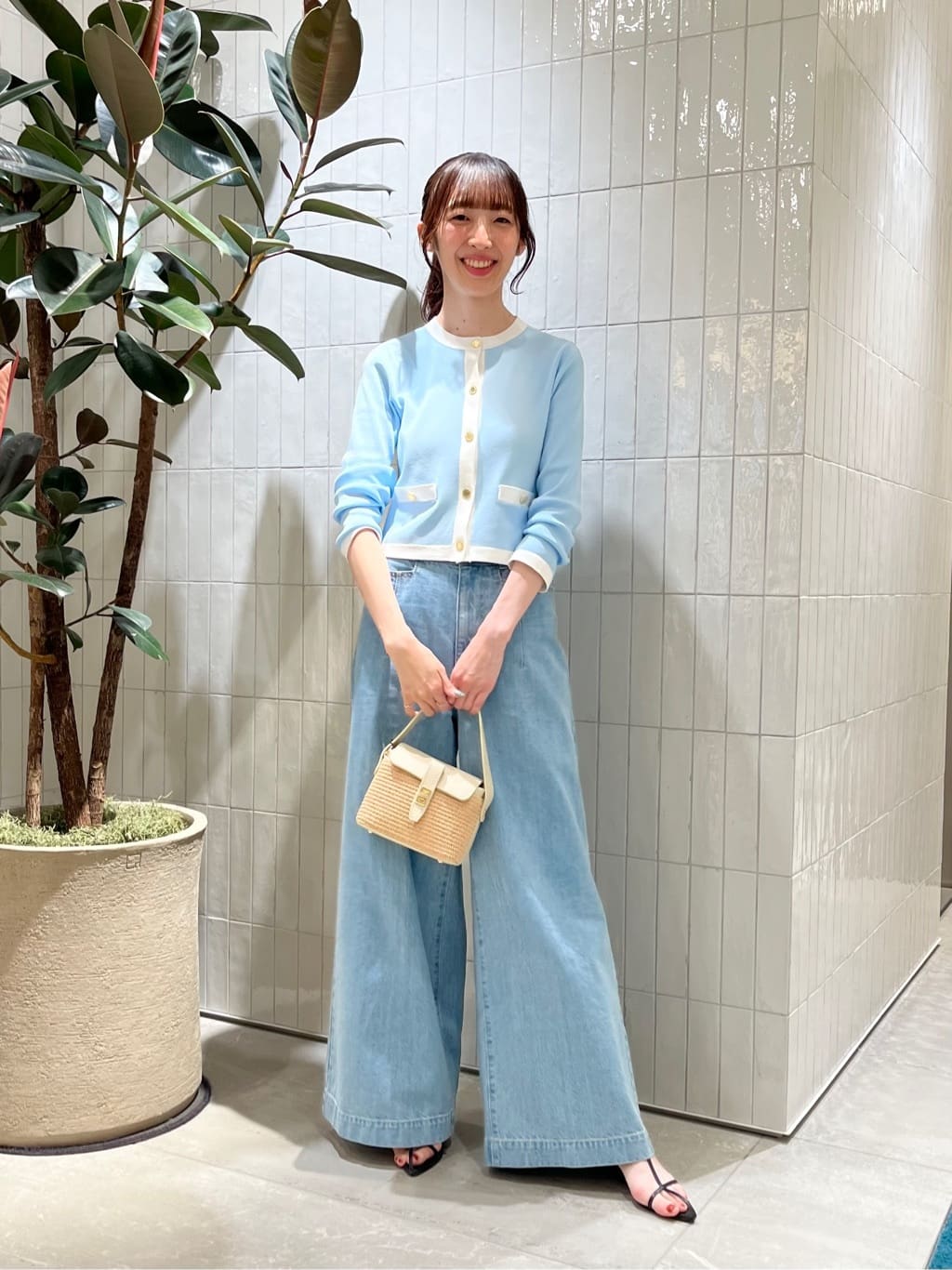 《バイカラーコンパクトカーディガン》

艶やかなレーヨン混紡素材で、コンパクトな設計のカーディガン。
ネックラインやフロント、ポケット口、袖口のバイカラー切り替えがオシャレなデザイン。
羽織としてはもちろん、フロントボタンを留めてプルオーバーとして着ていただいても、
ボトムスを選ばずお召しになれるバランスの丁度いいカーディガンです。


《バギーデニム》

シルエットがとても綺麗なバギーデニムです◎
ワイドシルエットですがウエスト周りはスッキリしていて、メリハリのあるシルエットです。
ウエストとヒップ位置も高めで、スタイルよく着ていただけます。
ジャケットやジレのコーデなど、バランス感が一新するトレンドアイテムです◎
硬すぎず、柔らかく履き心地のいいデニム生地です♪

スタッフ身長　163㎝