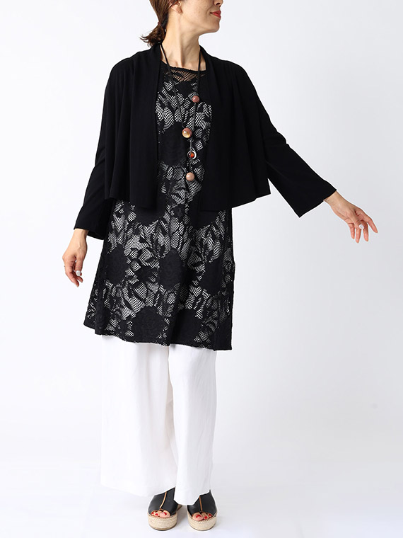 チュニック＋ワイドパンツにショート丈のトッパータイプの羽織りを合わせたコーディネートです。ほど良いフレアとドレープ感でバランスが良く、すっきりと見えるスタイルです。
モデル身長：162cm