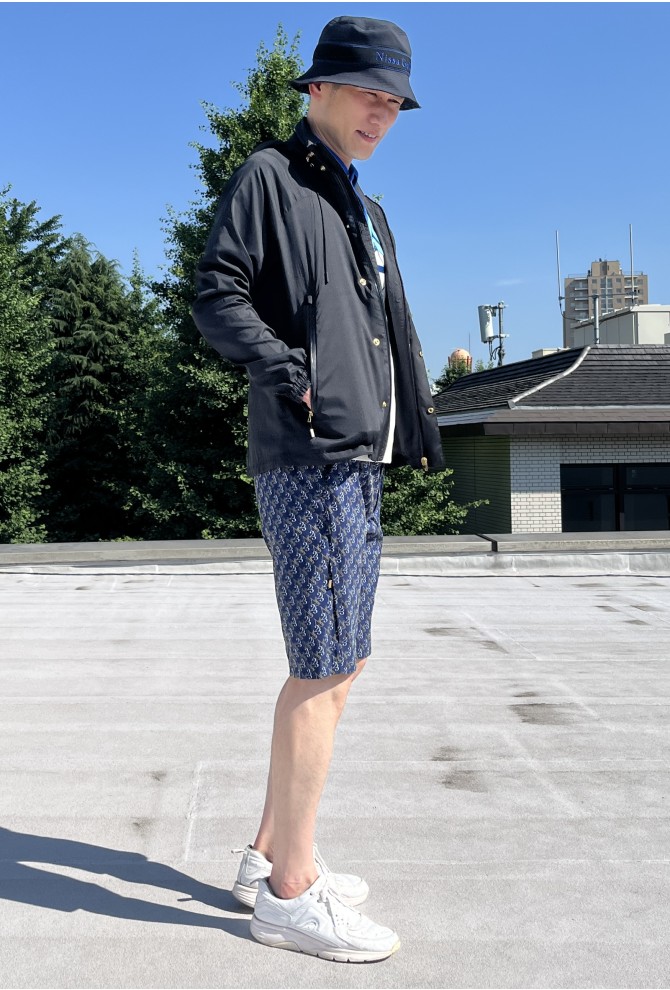 小雨の中でも快適にプレーできる、高機能ウインドブレーカー。１枚持って行けば、急な天候の変化も安心！