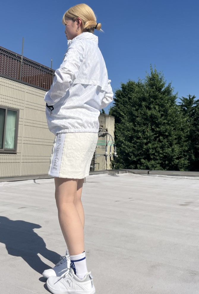 止水テープ付きファスナーで、雨の日の水滴の侵入を防ぎます。袖は取り外しできる2WAY仕様で、ベストとしても着用可能！