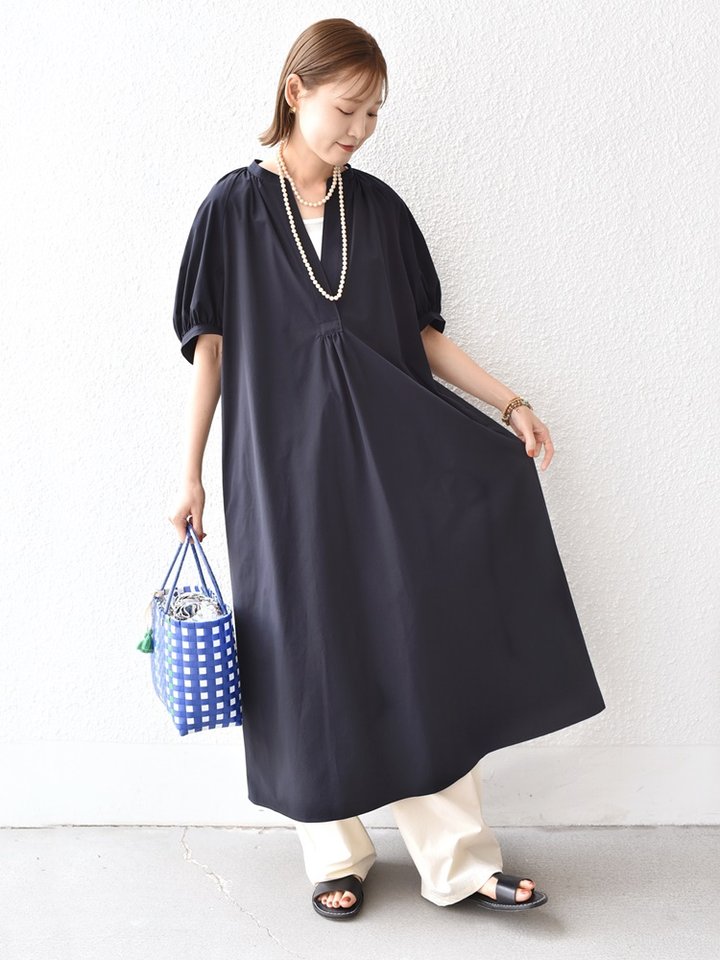 身長:164cm / 普段サイズ：38・MEDIUM / 体型：細身（骨格ウェーブ）
肩幅:なで肩・狭め / パーソナルカラー：イエベ春

【着用レビュー 】
着用アイテム：ワンピース / 着用サイズ：ONE SIZE

■着丈：ふくらはぎにかかるくらいの丈です。
■サイズ感：全体的にゆったりとしています。
■素材感：サラッとしたストレッチの利いた素材感です。撥水加工が施されているので、雨の日も頼りになります。
■着心地：ゆとりがありリラックス感のある着心地。透け感も気にならず、スリットも入っていないので安心感があります◎


用アイテム：パンツ / 着用サイズ：38

■ウエスト：ほどよくゆとりがありました。
■ヒップ：ヒップラインは気になりませんでした。
■レングス：かかとくらいまでの丈です。
■素材感：軽くてサラッとした素材感です。
■着心地：生地が軽くてサラッとしているので夏もストレスフリーで着用できます◎
ゆったりしたサイズ感で、とても穿きやすいです。