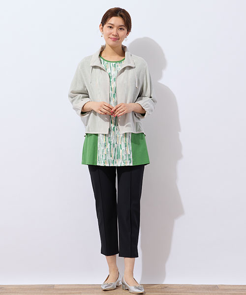 ショート丈のシアーブルゾンにチュニックを合わせた大人のカジュアルコーデ