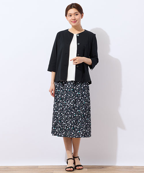 清涼感のあるジャケットに柄スカートを合わせた夏のきちんとスタイル。白Tを合わせて爽やかにコーディネートしました。