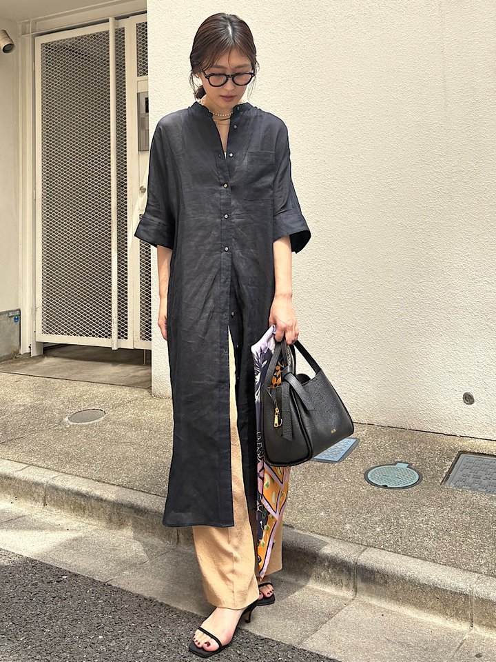 身長：163cm / 普段サイズ：36or38
骨格ストレート/ブルベ夏
Instagram「@koka_ships」
------------------------------------------------------------------
【着用レビュー】
■着用アイテム：ワンピース
着用サイズ：ONESIZE
サイズ感：かなりゆったりとしています。
着心地：とても軽くシャリっとした素材でとても涼しいです。途中まで閉めてシャツっぽく着ました。ドルマンスリーブで肘が隠れる袖丈です。

■着用アイテム：パンツ
着用サイズ：38
サイズ感：ゆったりしていますが、落ち感がありスッキリとしたシルエットです。
着心地：ヒンヤリとしています。ワッシャー加工で生地は程よく厚みがあるので体のラインやインナーが響きにくいです。

------------------------------------------------------------------