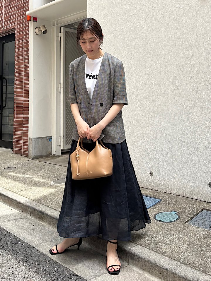 
身長：163cm / 普段サイズ：36or38
骨格ストレート/ブルベ夏
Instagram「@koka_ships」
------------------------------------------------------------------
【着用レビュー】
■着用アイテム：ジャケット
着用サイズ：ONESIZE
サイズ感：ゆったりめが、肩幅はジャストサイズ、ウエストが少しシェイプされているのですっきりしたシルエットで着られます。
着心地：サラッとした素材で締め付け感もなく涼しいです。落ち感があるので上品な印象になります。

■着用アイテム：スカート
着用サイズ：ONESIZE
サイズ感：ウエストがシャーリングゴムですが締め付けはキツくなく履きやすいです。着丈が短めで足捌きしやすいです。
着心地：とても軽く、涼しいです。光沢感のあるラミー素材で綺麗めにも合わせやすいです。

------------------------------------------------------------------
