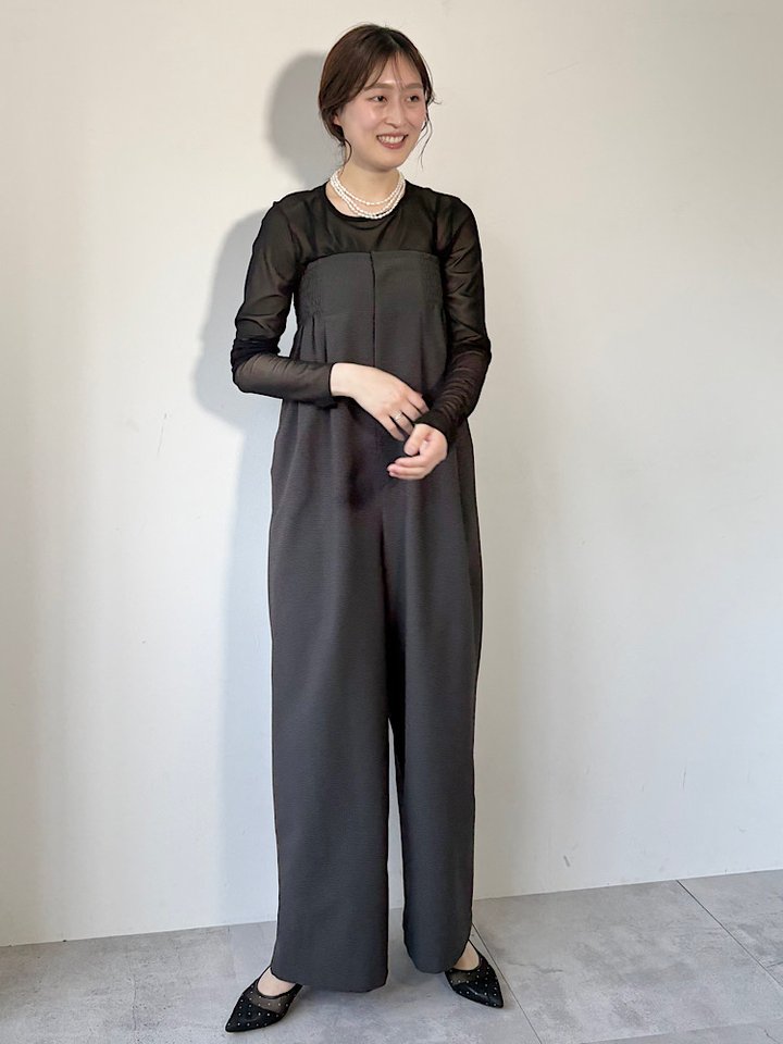 身長：163cm / 普段サイズ：36or38
骨格ストレート/ブルベ夏
Instagram「@koka_ships」
------------------------------------------------------------------
【着用レビュー】
■着用アイテム：オールインワン
着用サイズ：ONESIZE
サイズ感：ジャストサイズです。バストはシャーリングゴムでピタッとして安心感があります。
着心地：軽く、お腹まわりの締め付けはないため楽に着られます。シアサッカー素材で涼しく、真夏も着られそうです。Tシャツのレイヤーでカジュアルな合わせもおすすめです。

■着用アイテム：カットソー
着用サイズ：ONESIZE
サイズ感：ぴたっとしていますが、程よいゆとりがあるため、体の肉感を拾いにくいです。
着心地：ストレッチの効いた素材で動きやすいです。ベアトップオールインワンのインナーやジャケットのインナーにおすすめです。

------------------------------------------------------------------