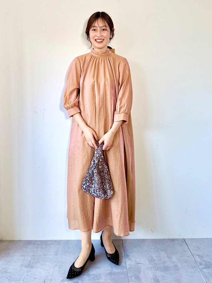 身長：163cm / 普段サイズ：36or38
骨格ストレート/ブルベ夏
Instagram「@koka_ships」

------------------------------------------------------------------
【着用レビュー】
■着用アイテム：ワンピース
着用サイズ：ONESIZE
サイズ感：ゆったりとしています。着丈は足首がしっかり出て、長すぎず足捌きもしやすいです。
着心地：締め付けなく、楽な着心地です。動くたびにキラッと光沢感が出る素材を使っているので、華やかです。
------------------------------------------------------------------