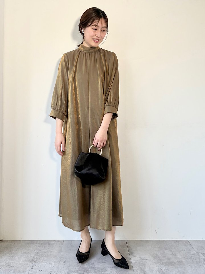 身長：163cm / 普段サイズ：36or38
骨格ストレート/ブルベ夏
Instagram「@koka_ships」

------------------------------------------------------------------
【着用レビュー】
■着用アイテム：ワンピース
着用サイズ：ONESIZE
サイズ感：ゆったりとしています。着丈は足首がしっかり出て、長すぎず足捌きもしやすいです。
着心地：締め付けなく、楽な着心地です。動くたびにキラッと光沢感が出る素材を使っているので、華やかです。
------------------------------------------------------------------