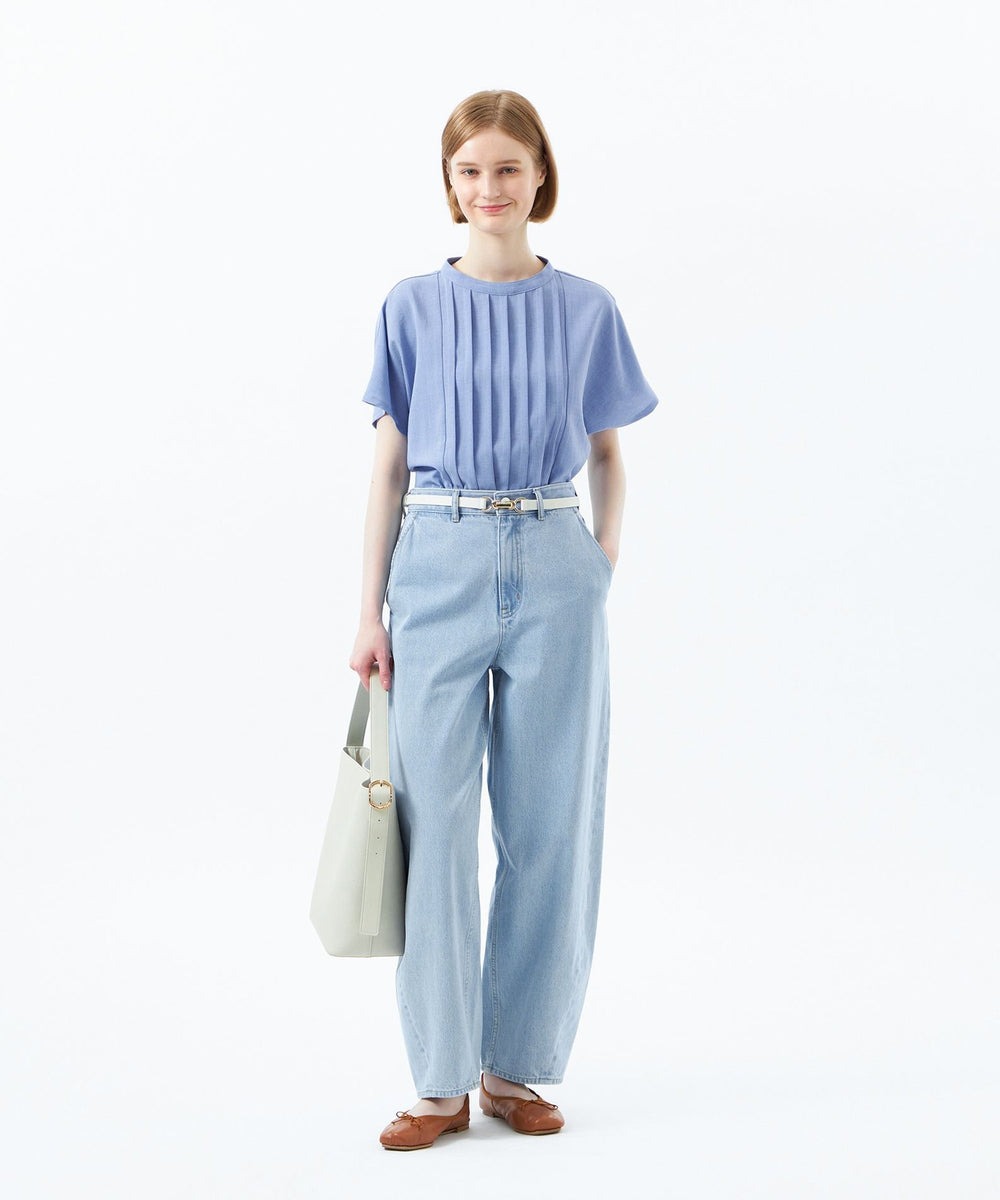 トップスはクールでドライタッチな素材感で蒸し暑い日にもぴったり。スラックスやスカートなどのキレイ目ボトムスに合わせたお仕事スタイルから、デニムパンツと合わせたカジュアルスタイルまで、着回し力は抜群です。フレンチスリーブなのでジャケットのインナーとしてももたつきません。