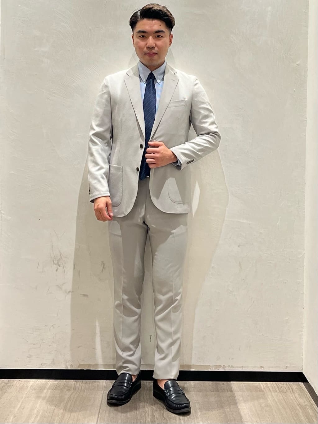 サッカー素材の夏向けセットアップになっており、清涼感のあるアイスグレー色になっています。普段のセットアップではあまり着用されない方が多い色だと思いますが、別々で使う事もできますし、何かの時に上下で持っておくと使いやすいと思います。【モデル身長：177cm】