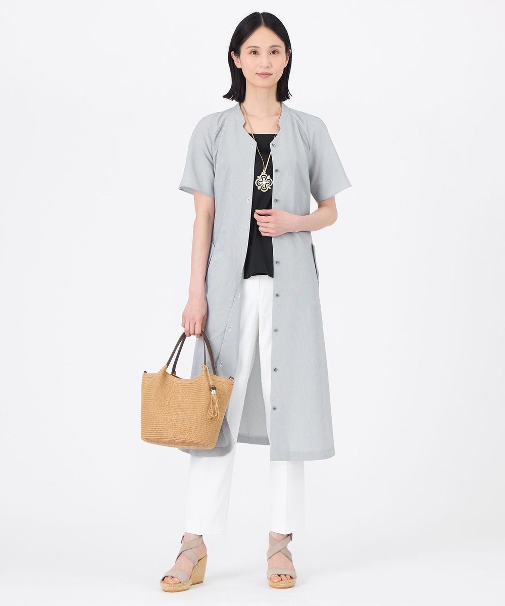 涼しげな印象の前開きワンピースです。
ドライタッチなので夏でも快適な着心地です。共布リボンベルト付きで、シーンによって着方に変化をつけられるため汎用性が高いアイテムです。