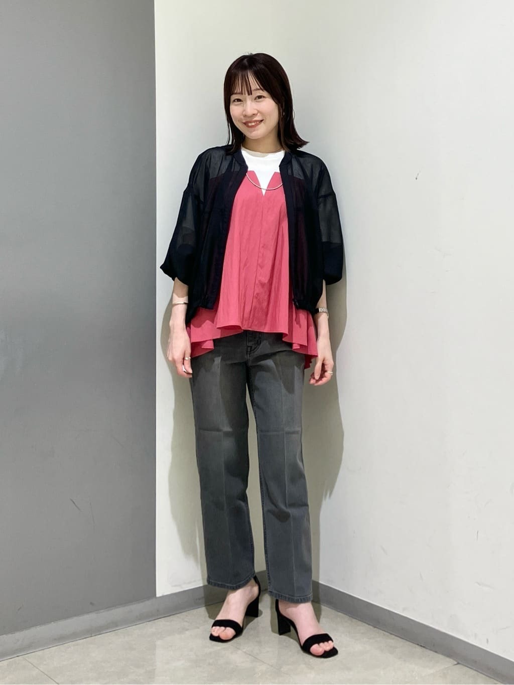 夏のカジュアルコーデ。パッと鮮やかなピンクに、ダークカラーのアイテムを合わせて控えめにまとめました。【トップス】とても軽く、Tシャツより楽ちんな着心地です^^ビスチェ部分がV字になっているので、スッキリとした印象に◎【ブルゾン】真夏も涼しい、メッシュ素材の軽やかブルゾン！【モデル身長：155cm】