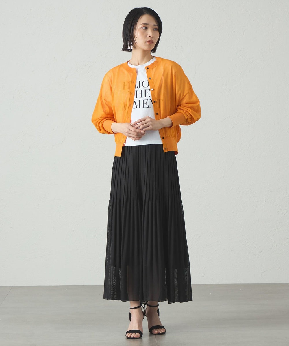 【カーディガン】シアーな編地で作った、軽い着心地が魅力のニットブルゾン。前ボタンを全て留めて、トップスとして着てもサマになるデザインです。
【スカート】裾に向かってプリーツが自然に消えていく仕様になっていて、全体的に柔らかい雰囲気です。ウエスト部分はゴム仕様。