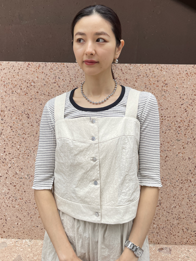 身長：168cm
着用サイズ：S

細めのボーダーで主張しすぎず、コーディネートにも自然になじみます。
5分袖デザインで気になる部分もしっかりカバーしてくれるのも嬉しいポイント。