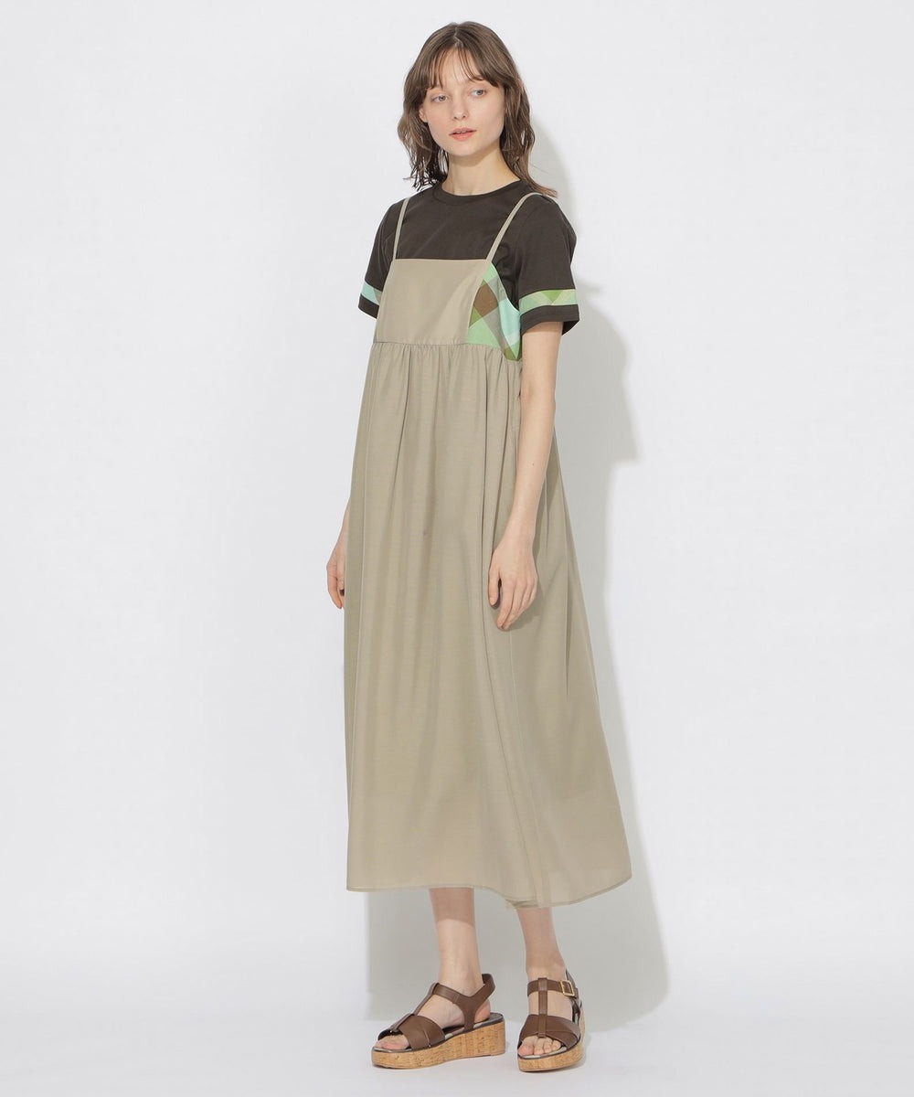 ほどよいボリューム感のあるキャミソールドレスです。
脇に切り替えたクレストブリッジチェックがポイントです。
高めのウエスト切替でスタイルアップ効果があります。肩ひもは長さ調整可能です。