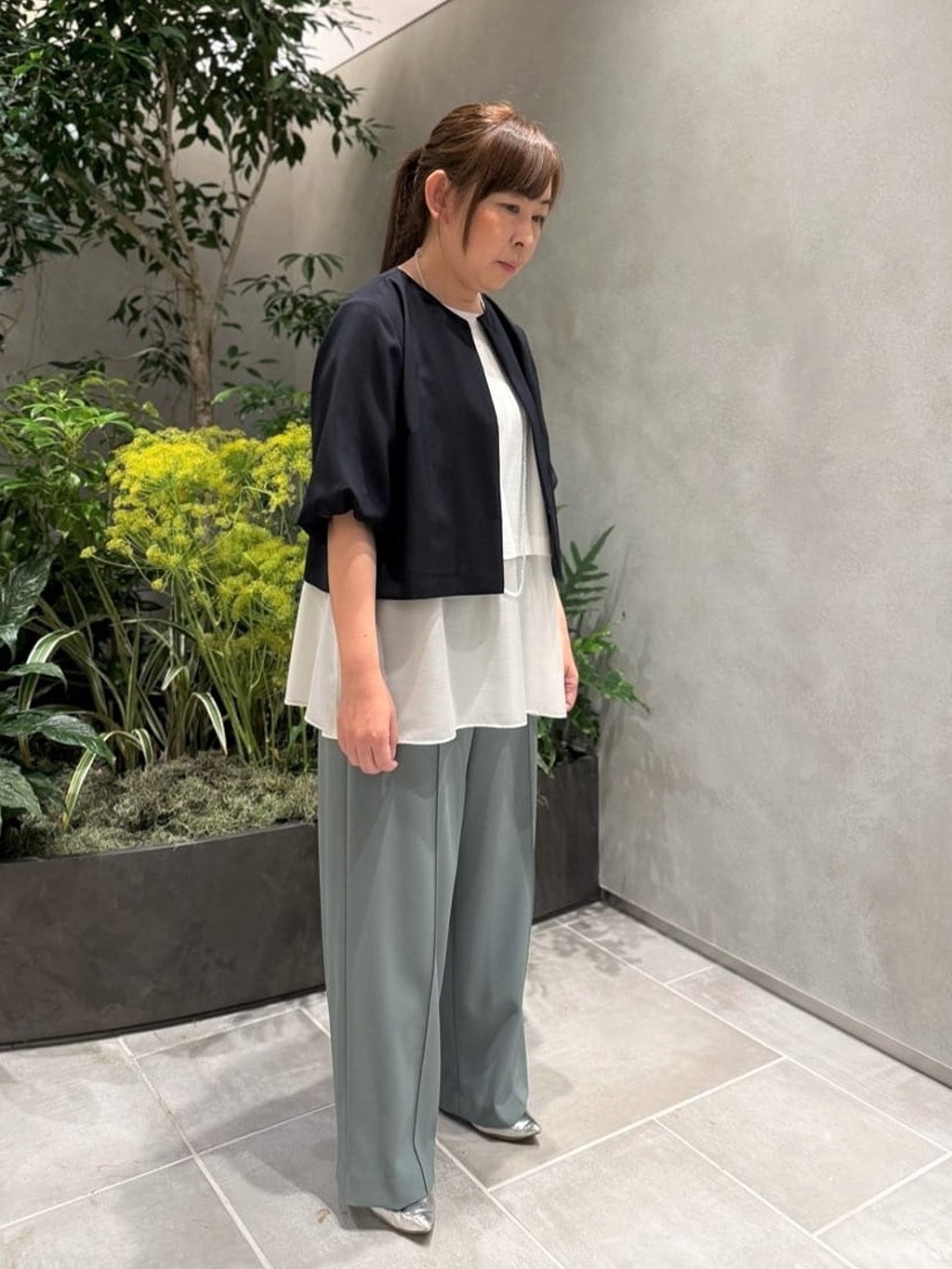 夏のレイヤードスタイルを楽しんでいただきたい、おすすめコーディネート。ふんわりとしたバルーンスリーブのノーカラージャケットは、リサイクルポリエステル100%です。【モデル身長：146cm】