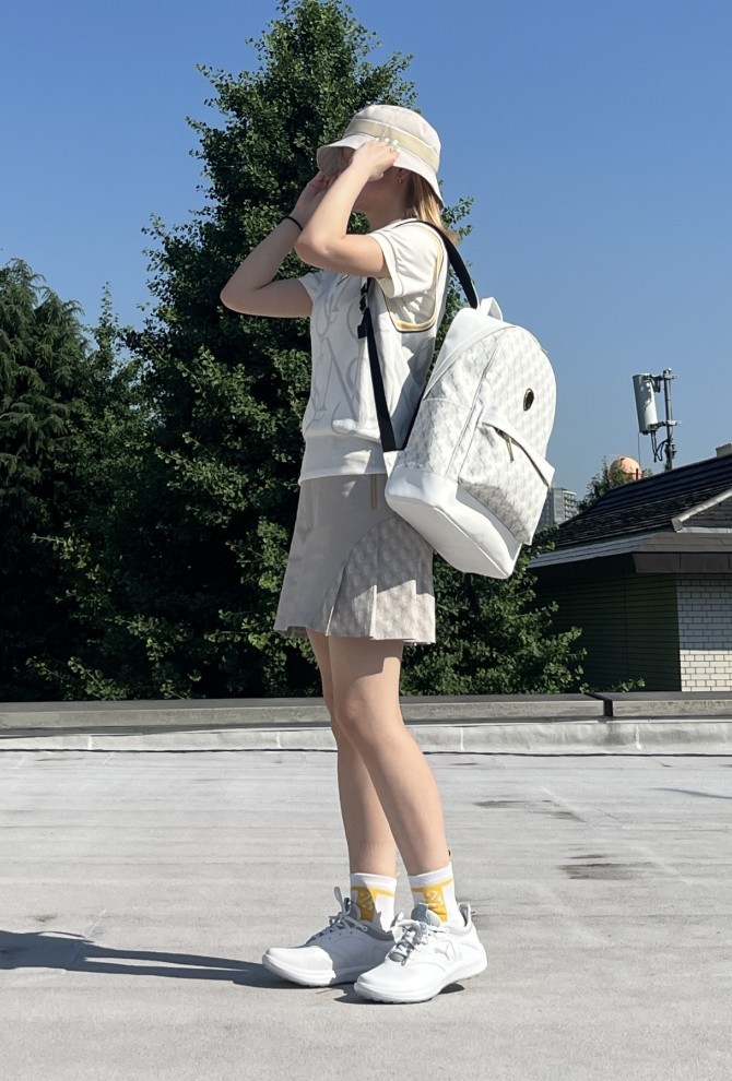 ベージュ×ホワイトで抜け感ある上品スタイル。ワンポイントでカラーをプラス。