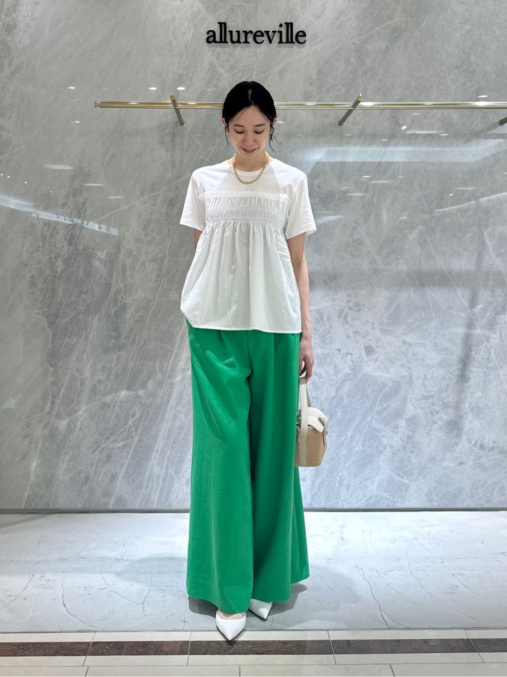 《シャーリングビスチェコンビTシャツ》
ビスチェを合わせてるようなTシャツで
さりげなくポイントになるトップスです。
ドッキングしているので厚みも出ず、
軽やかな着心地です◎
※手洗い可能です

《リネン混ワイドパンツ》　
シルエットが綺麗で足が長く見えるワイドパンツです。
ヒップから脚のラインは拾わず
フィットした腰周りがインでもアウトでも
スラリとしてかっこいいです。
ベルトループが後ろにだけついているので
無しでもスッキリと、付けた時にはずれないのも嬉しいです。
※手洗い可能です

スタッフ身長　167㎝