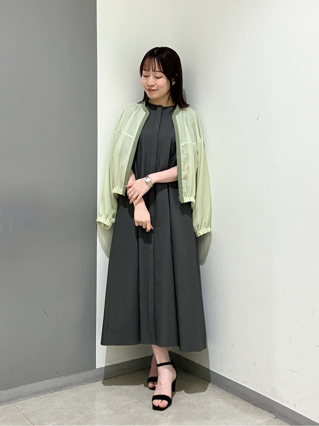 初夏のおでかけコーデ。【ブルゾン】真夏も涼しい、メッシュ素材の軽やかブルゾン！後ろの丸みシルエットが可愛いです^^同素材スカートとのセットアップも◎【ワンピース】とっても軽いサッカー生地のワンピース。ほどよい着丈なので小柄な方でも◎パンツスタイルに羽織っても素敵です^^【モデル身長：155cm】