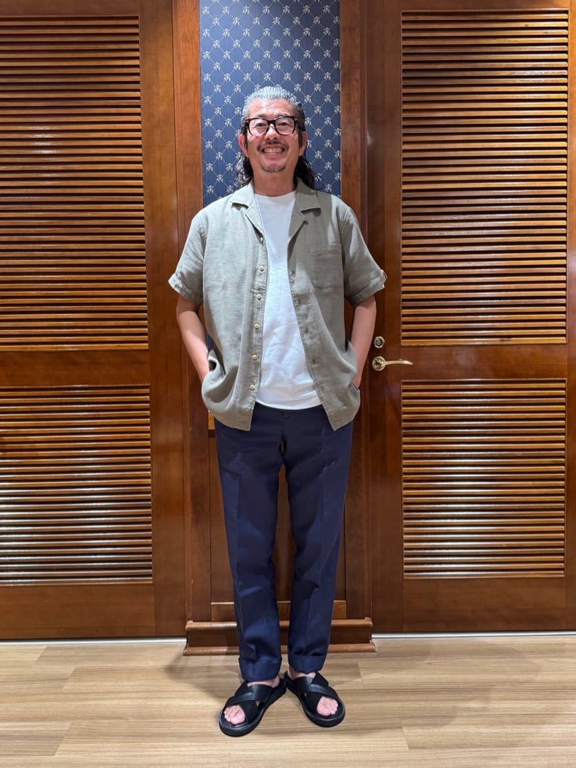 オリーブグリーンのキャンプシャツをコーディネートしました。

インナーにホワイトのUSAコットンTシャツ、ボトムスはネイビーのリネン/コットンパンツでシンプルなスタイルに。

キャンプシャツは着心地が良くワッフル生地が特徴。

これから秋口にかけて端境期に活躍間違い無しです！

 スタッフ身長：175cm シャツ着用サイズ：M　Tシャツ着用サイズ：M　パンツ着用サイズ：31インチ

掲載商品以外は私物です。