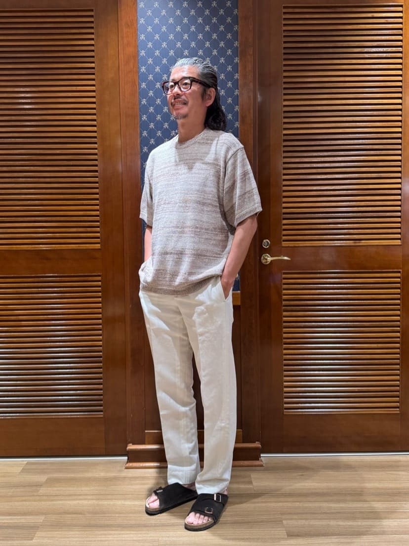 ブラウンのショートスリーブサマーセーターをコーディネートしました。

ボトムスはホワイトのリネン/コットンパンツで合わせたサファリカラーのスタイリングに。

セーターは上品なグラデーションがポイント。カットソーのように気軽に着用出来るアイテムです。
大人のカジュアルスタイルに加えてみてはいかがですか。

 スタッフ身長：175cm セーター着用サイズ：M パンツ着用サイズ：31インチ
掲載商品以外は私物です。